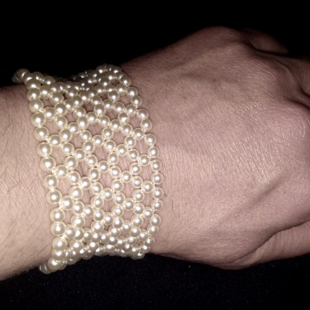 Elegant Pearl Bracelet - Picture 3 of 3